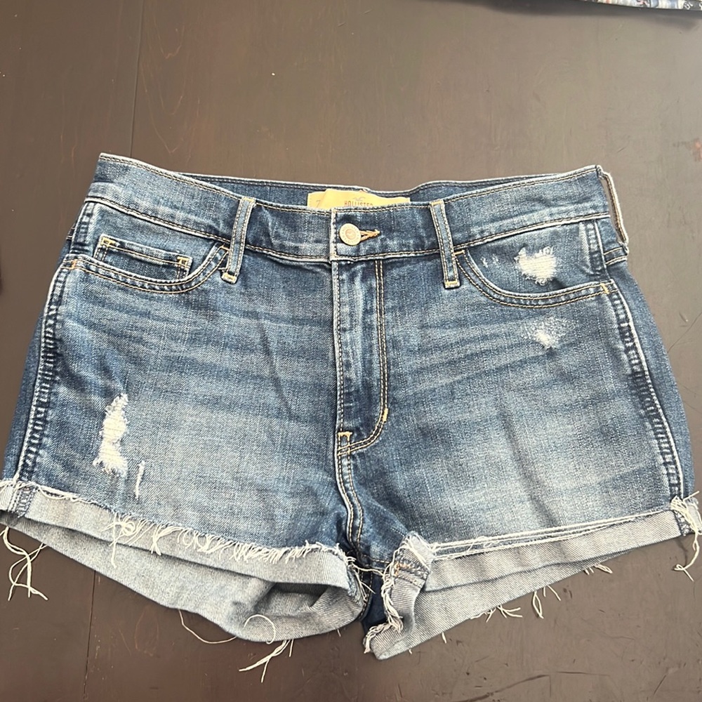 Hollister high rise 2” size 7 W28 Jean shorts with little rips
